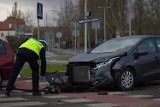 Wypadek na rondzie Wielkopolskim w Bydgoszczy. Zderzyły się dwa pojazdy [ZDJĘCIA]