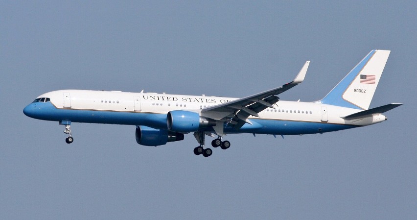 Kamala Harris w Warszawie. Takim samolotem przyleciała do stolicy wiceprezydent USA. To wojskowy Air Force Two 