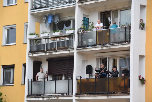 Zespół 5 Pora Roku zagrał na balkonie bloku przy ul. Fredry 13.
