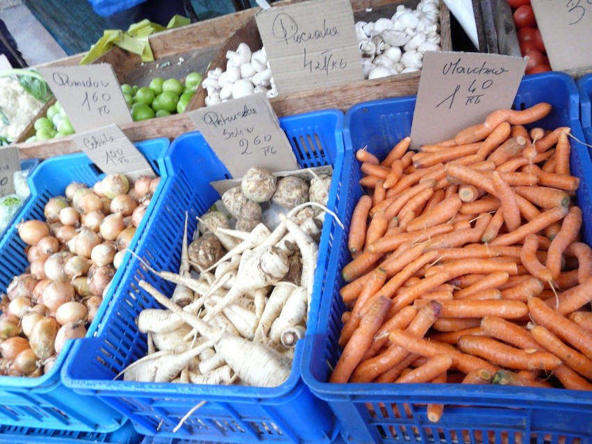 Ceny warzyw na targu przy Ruskiej i pod halą Nova