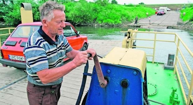 Józef Komor wozi promem ludzi  przez Odrę. Od kiedy w 1945 roku Niemcy wysadzili most, dwie podraciborskie wsie zostały odcięte od świata