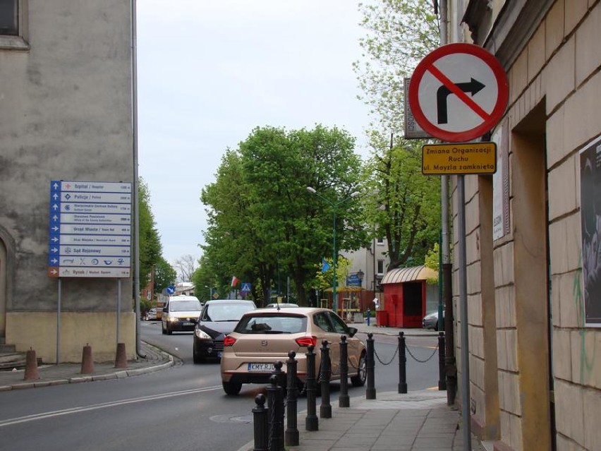 Ulica Mayzla w Oświęcimiu została zamknięta dla ruchu samochodowego. Kierowcy powinni patrzeć na znaki przy wjeździe na Rynek [ZDJĘCIA]