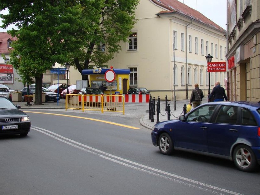 Ulica Mayzla w Oświęcimiu została zamknięta dla ruchu samochodowego. Kierowcy powinni patrzeć na znaki przy wjeździe na Rynek [ZDJĘCIA]