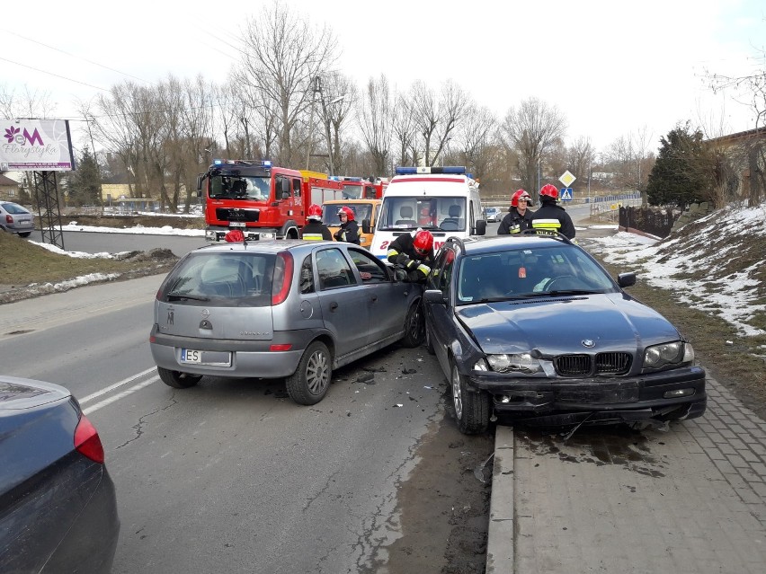 Wypadek na osiedlu Zadębie w Skierniewicach. Mężczyzna zasłabł za kierownicą