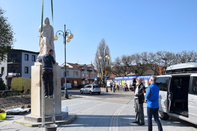 Chodzież: Pomnik Wdzięczności za Wolność

Jest to rekonstrukcja pomnika, który stał w Chodzieży w okresie międzywojennym. Jego autorem był rzeźbiarz Wawrzyniec Kaim. 

Pomnik został ufundowany przez chodzieskie społeczeństwo jako wyraz wdzięczności za odzyskanie niepodległości przez Polskę, powrót Chodzieży w granice Rzeczpospolitej i pokonanie sowieckiej Rosji. Projekt wybrano w konkursie, a gotowy monument, przedstawiający powstańca klęczącego przed Chrystusem, stanął u zbiegu dzisiejszych ulic: Paderewskiego, Zwycięstwa, Wiosny Ludów i Krasińskiego. Niestety nie przetrwał długo, gdyż w trakcie II wojny światowej został zburzony przez Niemców. 

Z inicjatywą odbudowy pomnika wystąpiło chodzieskie koło Towarzystwa Pamięci Powstania Wielkopolskiego. Wykonanie repliki powierzono rzeźbiarzowi Michałowi Niedźwiedziowi z Rogoźna. 

Oficjalne odsłonięcie odbędzie się 4 maja na skwerze przy kościele św. Floriana, a w uroczystości weźmie udział Prymas Polski.