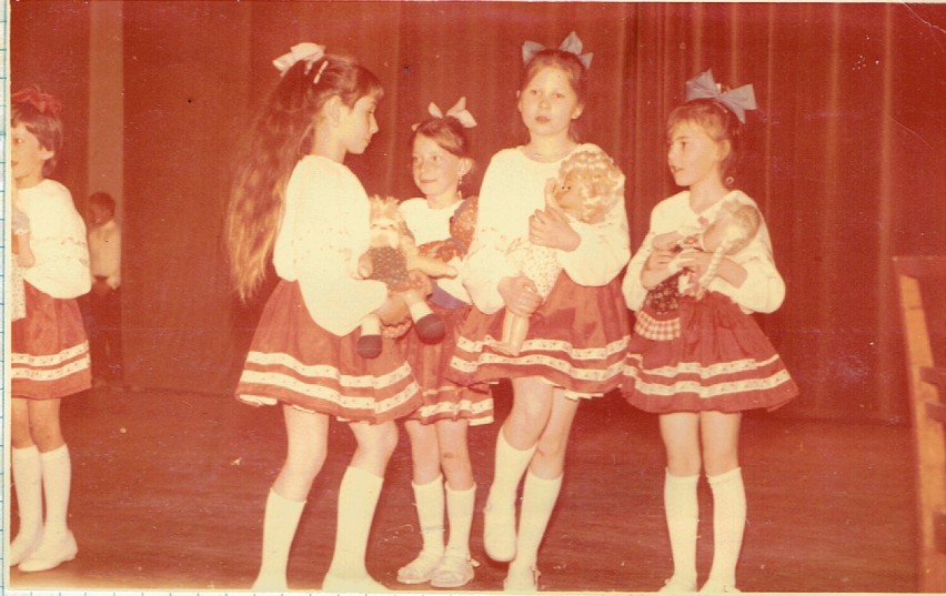 Chodzieżanie na zdjęciach Zenona Prusaka z 1986 r.: koncert szkolny na scenie ChDK