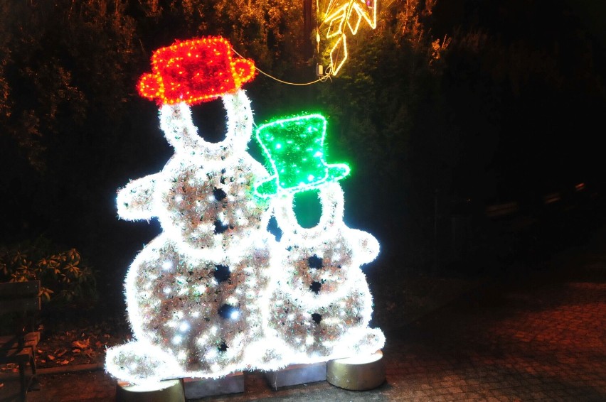 Bajkowy, zimowy nastrój w Iwoniczu-Zdroju. Uzdrowisko zachwyca świątecznymi dekoracjami. Miś na deptaku robi wrażenie! [ZDJĘCIA]