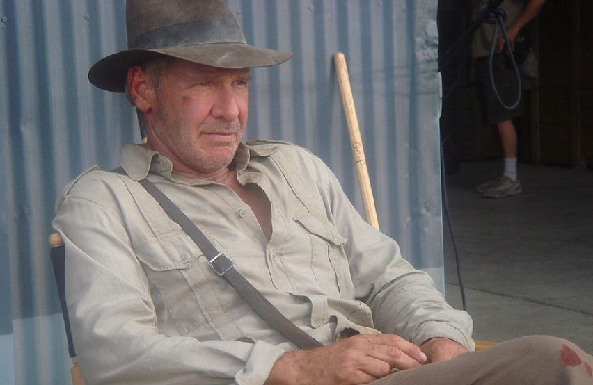 Harrison Ford w fedorze na planie filmu "Indiana Jones i...
