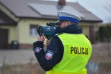 Międzychód. Pijany w sztok jechał samochodem na stację paliw po papierosy i popitkę. Po otwarciu drzwi przez policję niemal wypadł z auta