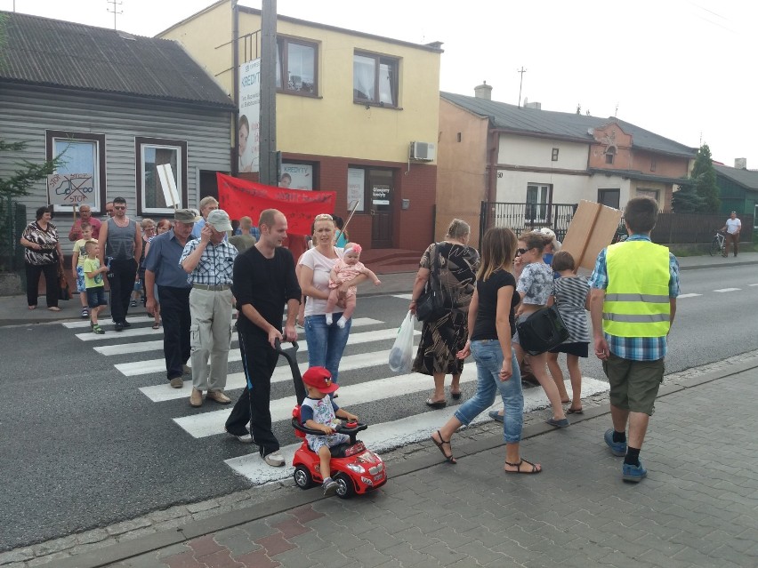 Protest mieszkańców Tomaszowa Maz. przeciwko tirom na ulicach miasta [FOTO,VIDEO]