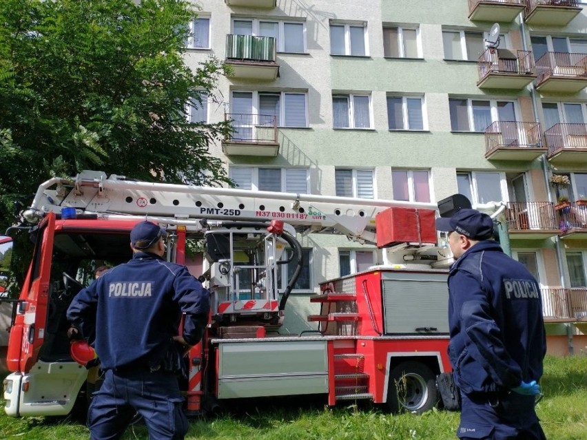 Inowrocław. Góra śmieci po sam sufit. Mężczyzna mieszkał tak razem ze schorowaną matką. Konieczna była interwencja policji [zdjęcia]