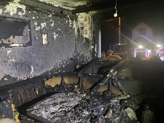 Pożar w Czerwionce-Leszczynach. Ogień doszczętnie strawił pokój w domu w Czuchowie, w którym wybuchł pożar.