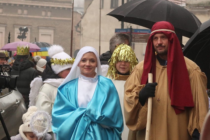 Orszak Trzech Króli 2024 w Wałbrzychu: Długi korowód przeszedł ulicami Śródmieścia - zdjęcia