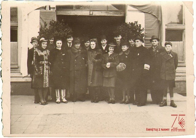 Od lewej stoją: pan Sajkowski, pani Parlińska, NN, NN, Marek Nowicki, NN, NN, Czesława Skrzypińska, NN, NN, Bolesław Nowak (aktor), NN, NN, NN, Józef Sojka, NN.