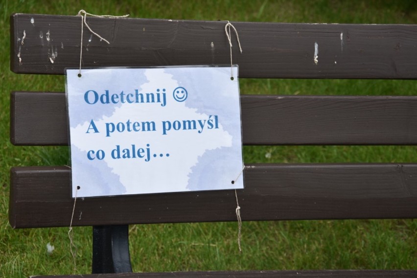 "Pozytywne" kartki pojawiły się na ławkach przy aquaparku w Wągrowcu 
