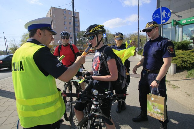 Kontrole rowerzystów w Łodzi. Policjanci i strażnicy miejscy sprawdzali kierujących rowerami oraz ich pojazdy na skrzyżowaniu marszałków