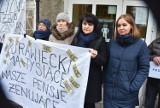  "Morawiecki ma tysiące, nasze pensje żenujące". Protest pracowników jastrzębskiej prokuratury [ZOBACZCIE ZDJĘCIA]