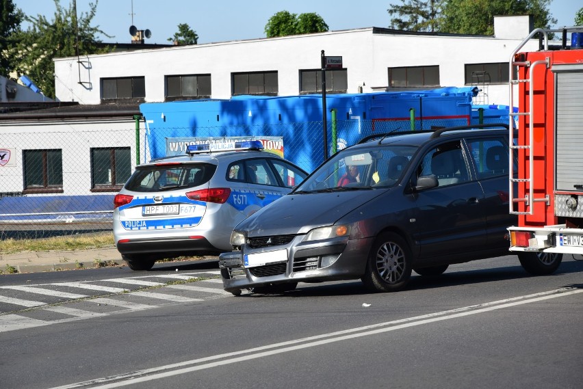 Zderzenie dwóch samochodów, motocykla i potrącenie pieszej na ul. Warszawskiej[FOTO, AKTUALIZACJA]