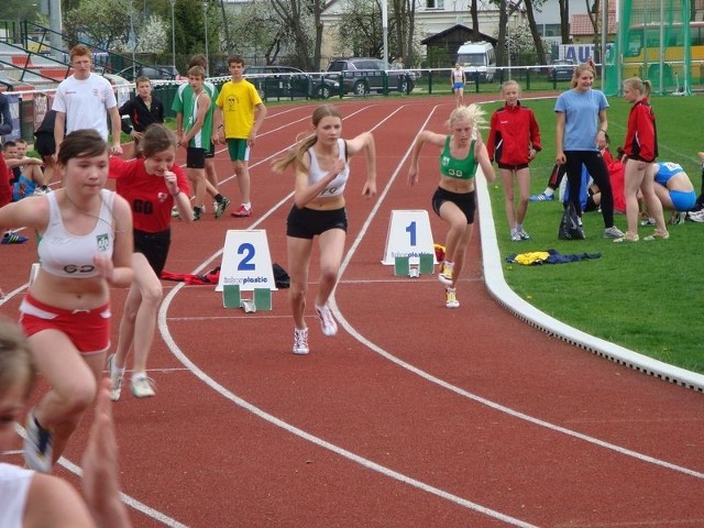 Z grona najmłodszych członków sekcji bardzo dobrze wypadli zawodnicy:

Alicja Łada	w biegu na 600 m &#8211; 1:44.16 sek. i na 200 m &#8211; 28.70 sek.,
Karol Chwedczuk  w biegu na 100 m &#8211; 11.84 sek. i na 200 m &#8211; 24.52 sek.,
Patrycja Ciosek  w biegu na 600 m &#8211; 1:49.99 sek. i na 200 m &#8211; 28.62 sek.,
Aleksandra Krupa  w biegu na 1000 m &#8211; 3:16.80 sek.,