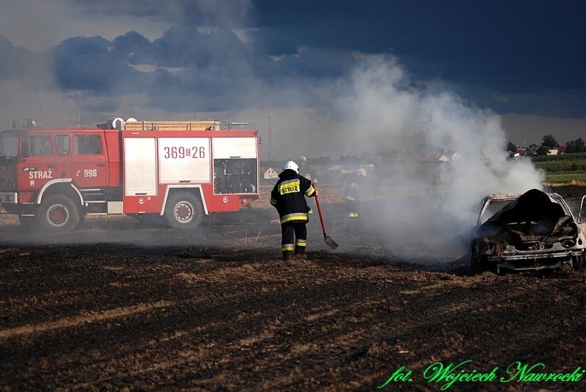 Pożar Toyoty Corolly i ścierniska w Przydatkach Gołaszewskich gm. Kowal [zdjęcia]