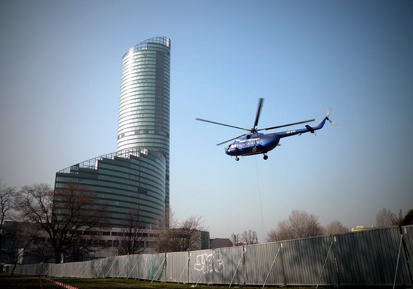 Wrocław: Nowy robotnik na budowie Sky Tower (ZDJĘCIA INTERNAUTY)