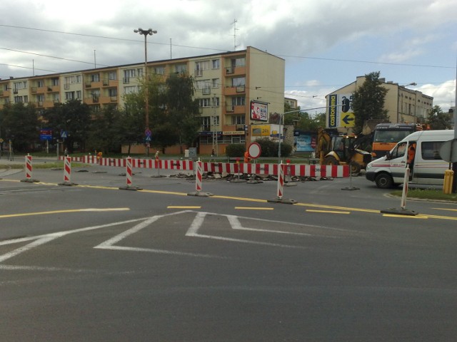 Rozpoczął się remont torów na skrzyżowaniu ul. Rzgowskiej - ...