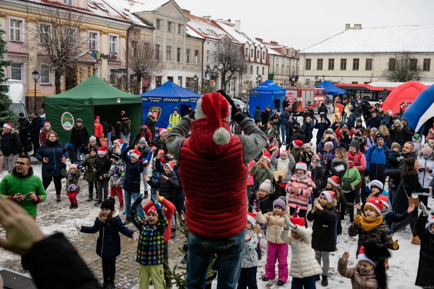 Jarmark świętego Mikołaja 2021 na Placu Wolności w Koninie. Dzieci z Konina tłumnie przybyły na imieniny Św. Mikołaja