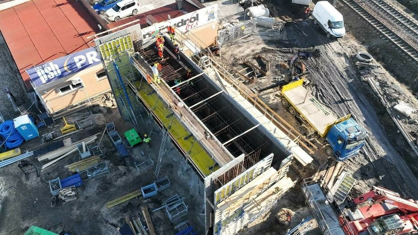 Trwają prace przy budowie wiaduktu w Starachowicach Zachodnich. Wszystko idzie zgodnie z planem. Co już zrobiono? Zobacz zdjęcia z drona