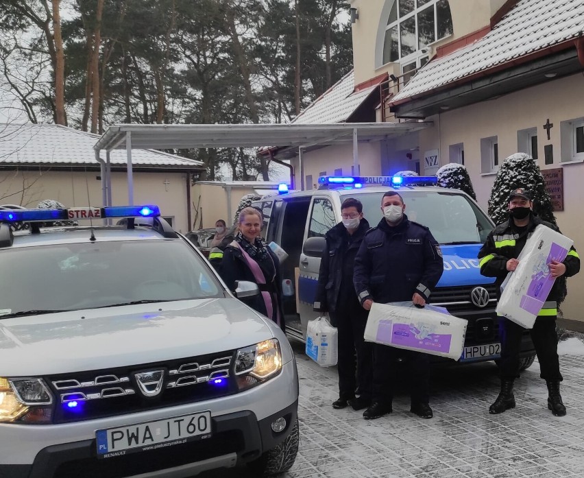 Wągrowiec. Strażacy i policjanci zawieźli dary do hospicjum w Wągrowcu 