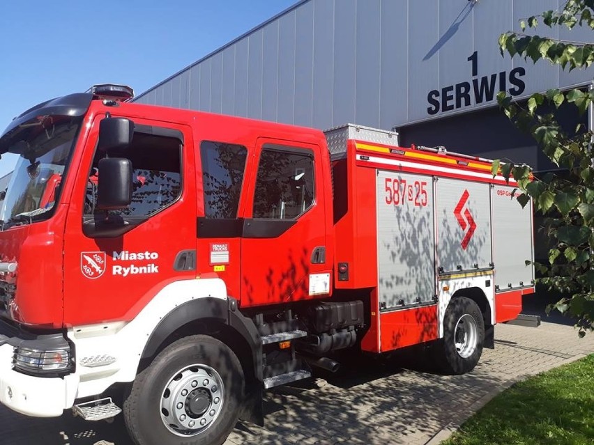 Rybnik: nowy wóz strażacki trafił do OSP Gotartowice [ZDJĘCIA]