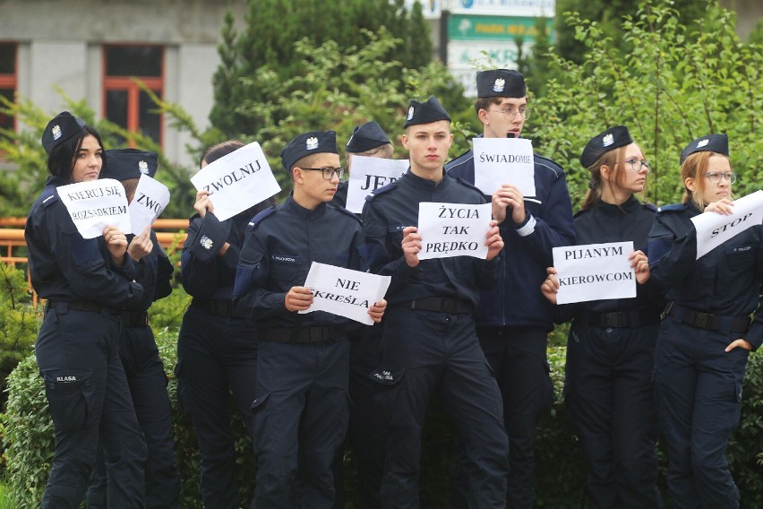 Legnica: Dni bezpieczeństwa na drogach, uczniowie klasy policyjnej włączyli się w akcję