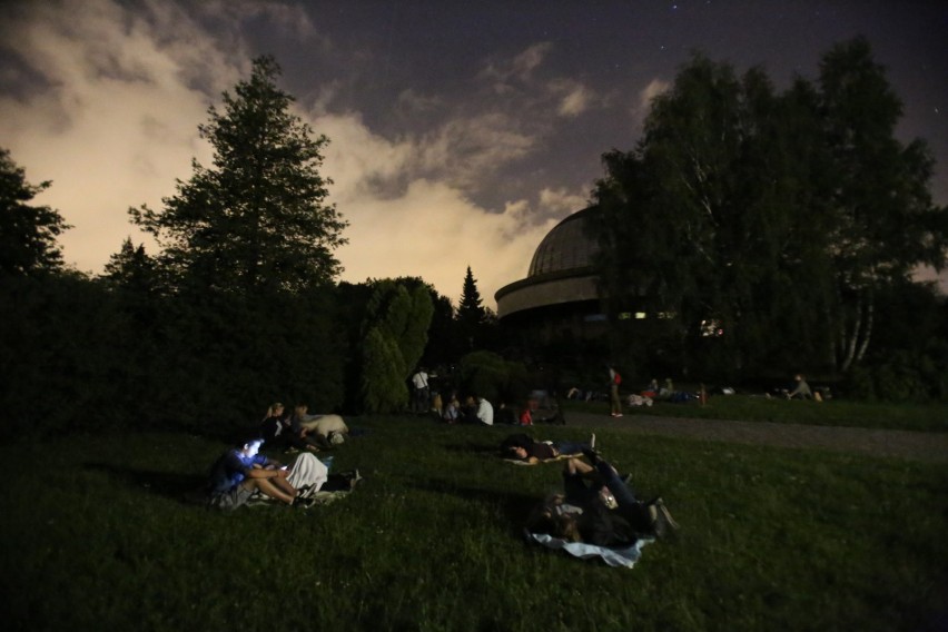Noc spadających gwiazd w 2017 roku przed Planetarium Śląskim