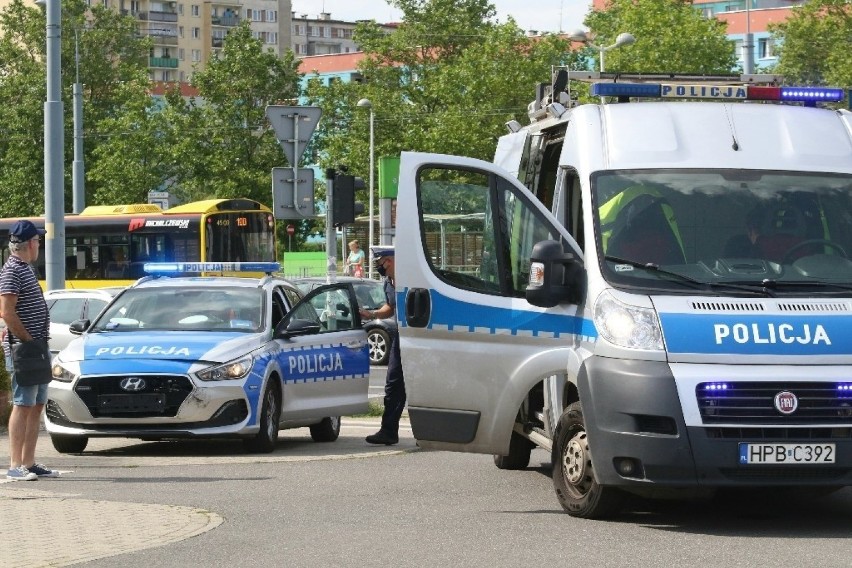 Policyjny radiowóz zderzył się we Wrocławiu z luksusowym autem (ZOBACZ ZDJĘCIA)