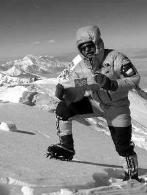 Ostateczny atak na niezdobyty zimą szczyt Shisha Pangma trwał 5 godzin. Na zdjęciu Piotr Morawski, razem z nicm wszedł Włoch -Simone Moro.