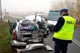 Wypadek w Brześciu Kujawskim. Opel wpadł pod tira [wideo]