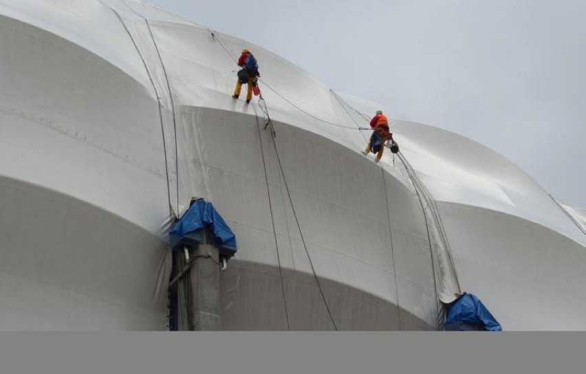Na dachu Stadionu Miejskiego widać już alpinistów myjących...