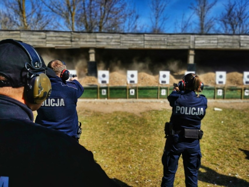 Łomżyńscy policjanci ćwiczą strzelanie pod okiem instruktorów [zdjęcia]