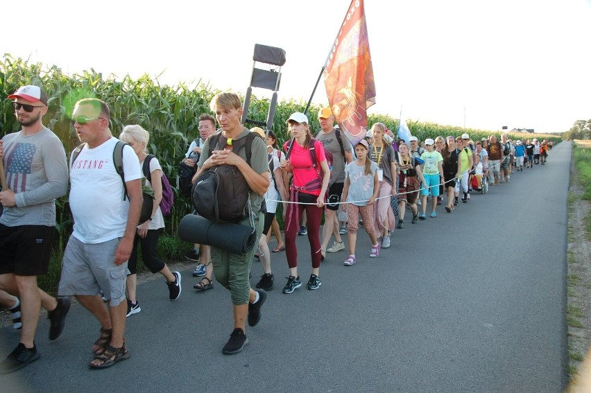 Trwa 44. Lubelska Piesza Pielgrzymka z Lublina na Jasną Górę. Pątnicy dotarli do Bełżyc i wyruszyli w dalszą drogę. Zobacz zdjęcia