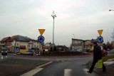 Reakcje pieszych na przepuszczenie przez przejście (wideo YouTube)