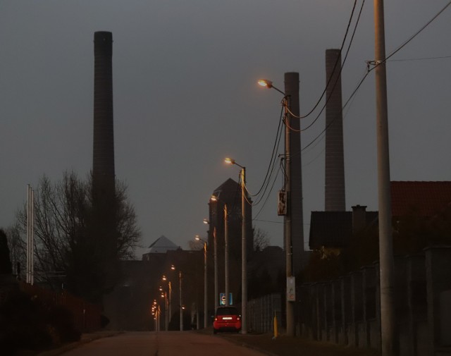 Światła ostrzegawcze na kominach Elektrociepłowni Szombierki nie działają, stanowiąc zagrożenie w ruchu lotniczym

Zobacz kolejne zdjęcia. Przesuwaj zdjęcia w prawo - naciśnij strzałkę lub przycisk NASTĘPNE >>>