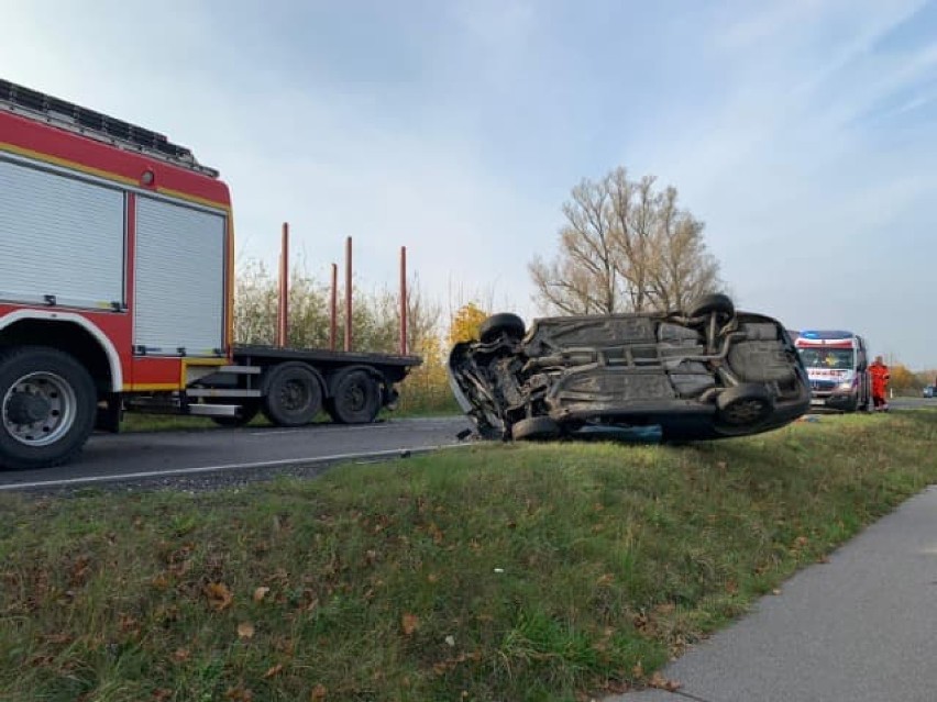 W okolicy Dąbek osobówka zderzyła się z ciężarówką. Jedna osoba ranna [ZDJĘCIA]