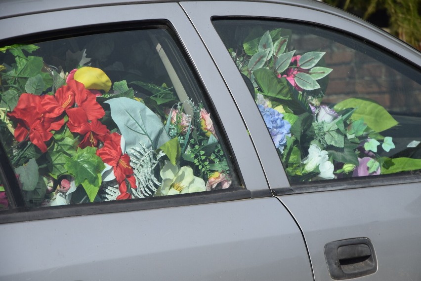 W Charłupi Małej podejrzany o kradzież kwiatów na cmentarzu zatrzymany! ZDJĘCIA