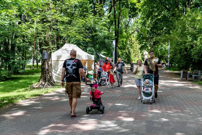 Piknik tkacki w Parku Konstytucji 3 Maja w Białymstoku