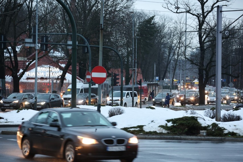 Wyjazdy na święta powodują, że w Krakowie tworzą się korki.