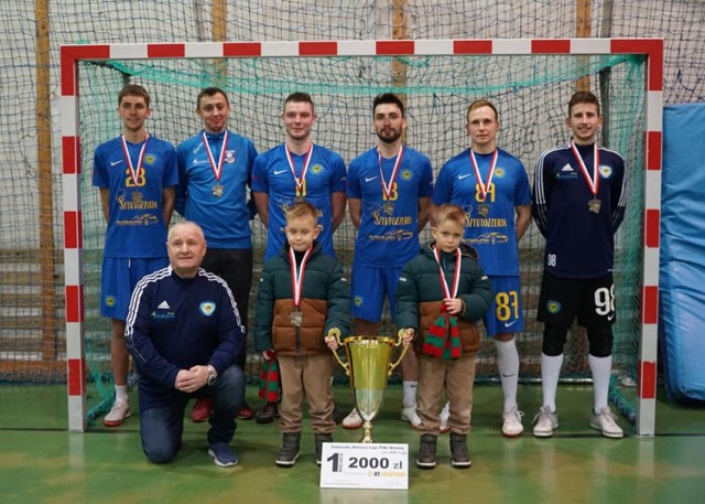 Mistrzowie  Żuławskiej Halowej Ligi Piłki Nożnej drużyna Hemako Sztutowo z trenerem Henrykiem Kuczmą.