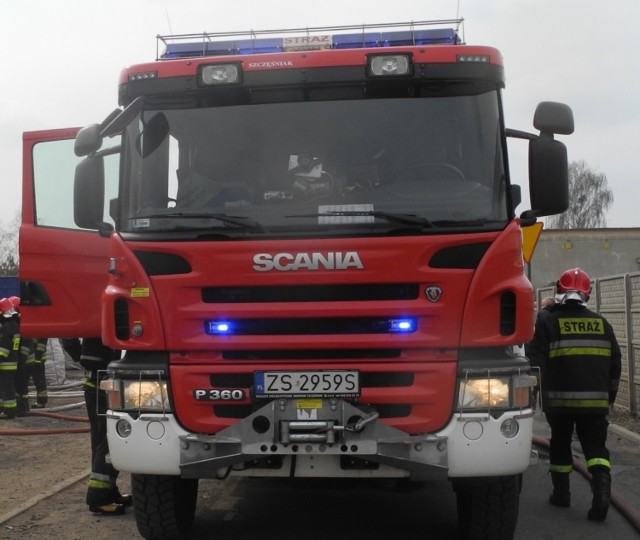 Strażacy wyjeżdżali wczoraj z bazy 14 razy. Na zdj. strażacy OSP Kolin usuwają konar z jezdni na trasie Kolin - Szemielino.
