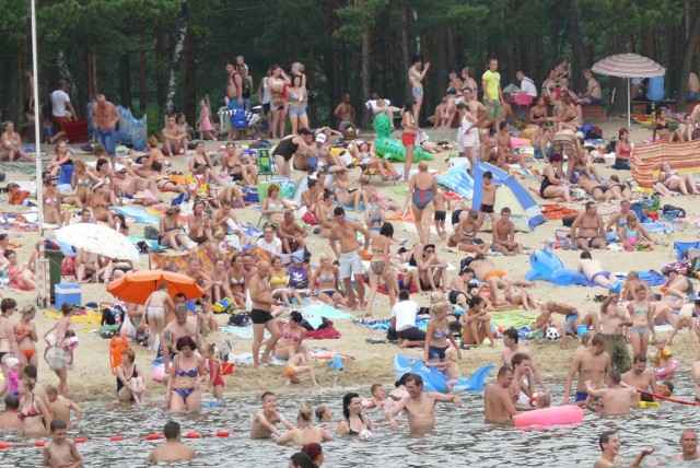 Wawrzkowizna,
ul. Wawrzkowizna 1, Bełchatów

Kąpielisko na Wawrzkowiźnie w Bełchatowie rozpoczęło działalaność już 15 czerwca 2019 r.  Będzie czynne do 31 sierpnia w godz. 10-18.

Od piątku do soboty wejścia na teren ośrodka są płatne. Za darmo wchodzą tylko dzieci do lat 7. W sezonie 2019 ceny nie zmieniły się. Dzieci i młodzież za wstęp zapłacą 3 zł, a dorośli - 5 zł. Płatny jest też wjazd samochodem (10 zł). Pojazdy można jednak zostawić na bezpłatnym parkingu poza obiektem i przejść kilkaset metrów.

Na Wawrzkowiźnie znajdziemy wiele atrakcji, nie tylko wodnych. Działa wypożyczalnia rowerów wodnych i kajaków, boiska do koszykówki, siatkówki i korty tenisowe. Na miejscu funkcjonują też stadnina koni, park linowy oraz mini-zoo.