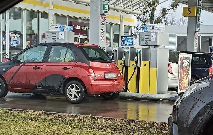 Ceny paliw w Rawiczu. Dziś (01.02.2022) zatankujesz taniej o nawet 70 groszy za litr paliwa. Kto ma najniższe ceny?