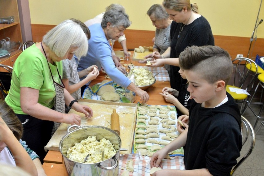 W Klubie Seniora w Kielcach odbyły się Warsztaty Międzypokoleniowe, kulinarne i sportowe