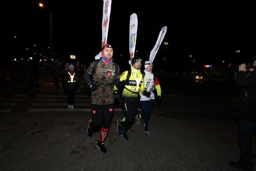 WOŚP 2023. Bieg ze Stolicy do Stolicy dotarł do Konina. Biegacze tłumnie wzięli udział w charytatywnej akcji [ZDJĘCIA]